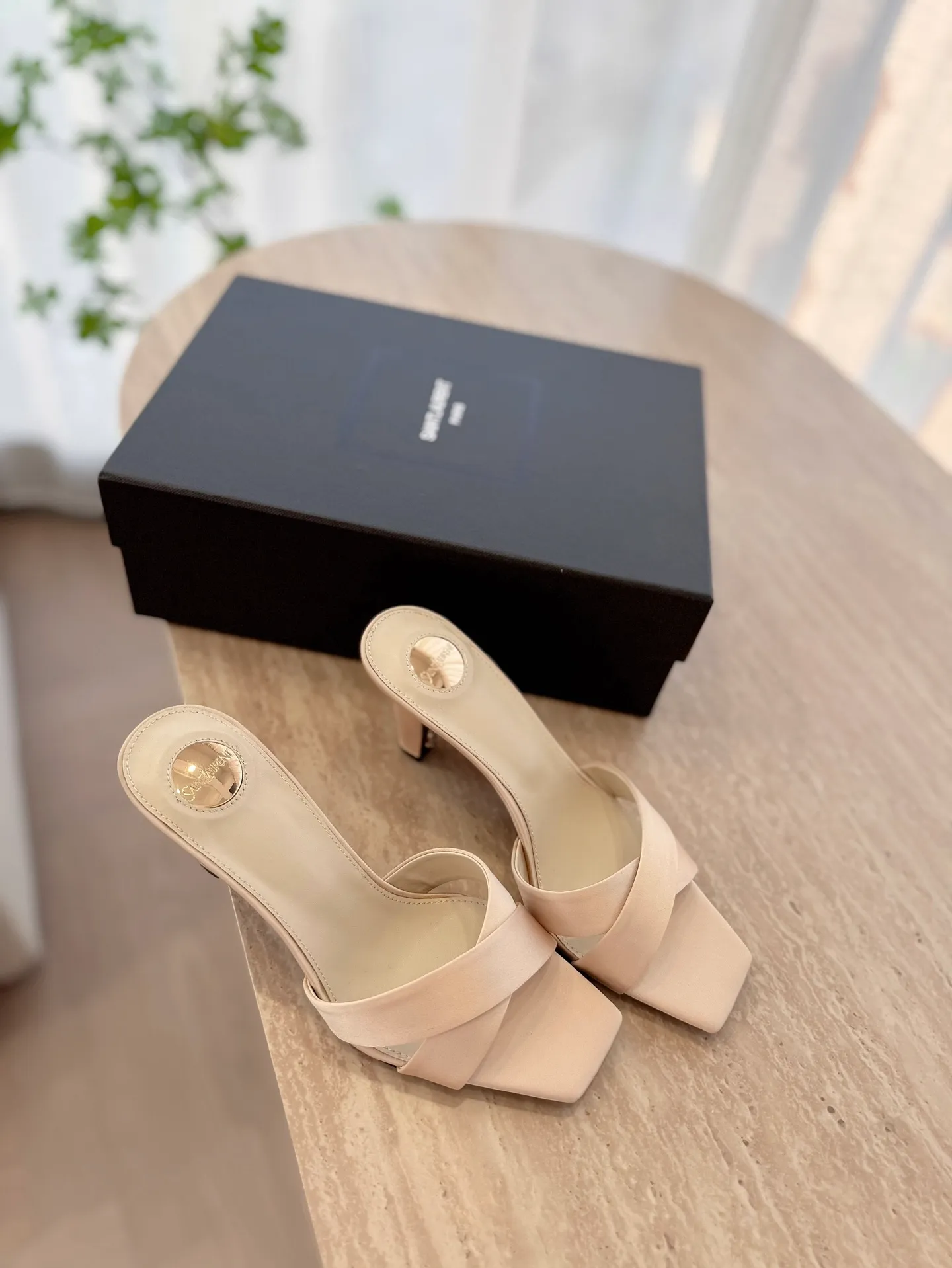 👟👟Ex-factory price 560👟👟 High version "SAINT LAUREN*" Saint Laurent ysl 25ss/new spring and summer catwalk model with large rhinestone high heels and sandals. Only YSL understands women's hearts best and does not accept refutation. It is a super invincible feminine artifact and a must-have for women (z-product full-body customization, own molded hardware accessories, perfect consistency). Compare the differences between pictures and goods on the market. ✔Upper: Customized imported silk ✔Lining: Imported 🐑Sheep leather ✔Sole: Imported genuine leather outsole ✔Heel height: 8cm ✔Number of yards: 35-39 (40, 41, 42 can be customized and non-returnable) (Full set of packaging)